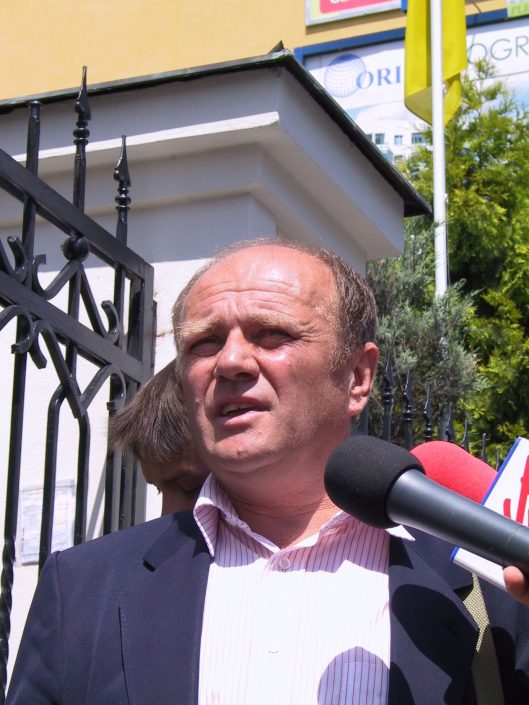 “To skandal. Konsulat powinien być otwarty do godziny 13. Nie ma żadnej informacji, dlaczego zamknięto go przed czasem. Tak właśnie traktuje się tych, którzy chcą jedynie upamiętnić rzeź swoich bliskich, stawiając im krzyże” – mówił przedstawiciel organizatorów pikiety Zdzisław Koguciuk