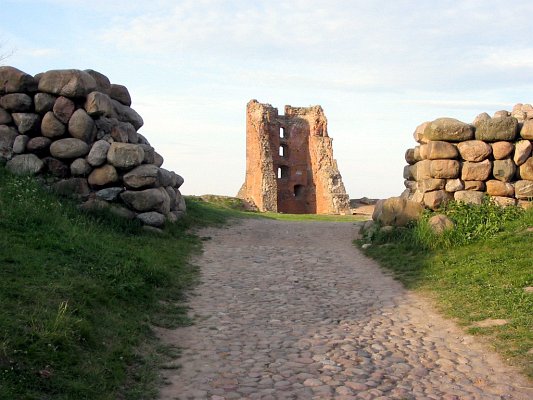 Nowogródek. Zamek Mendoga, ruiny (fot.www.globus.tut.by)