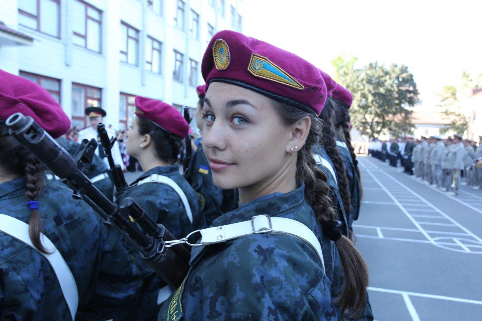 Украина девушки военные. Украинки в военной форме. Военные девушки Украины. Украинские девушки военные. Девушки военнослужащие.