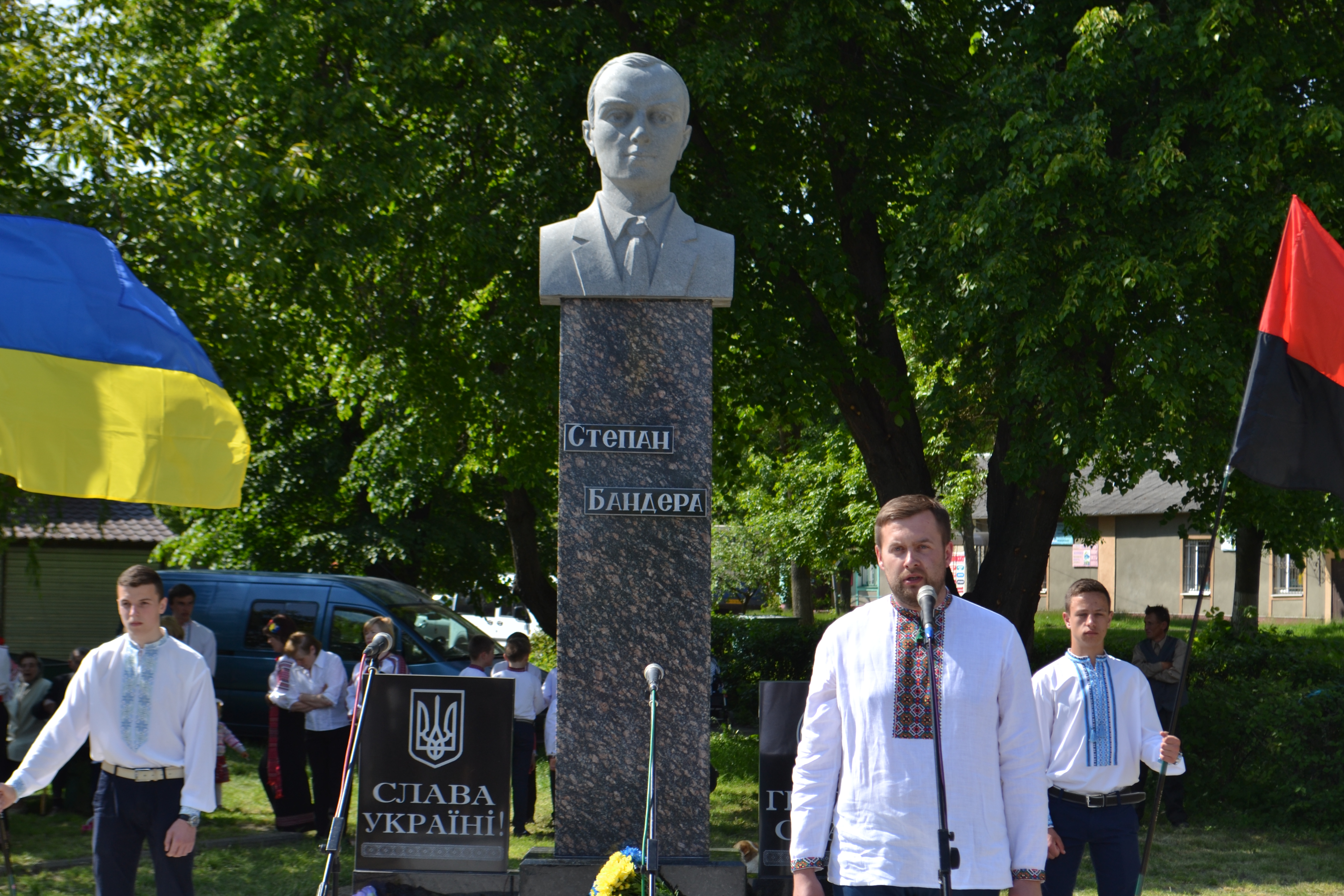 Памятник бандере в киеве фото