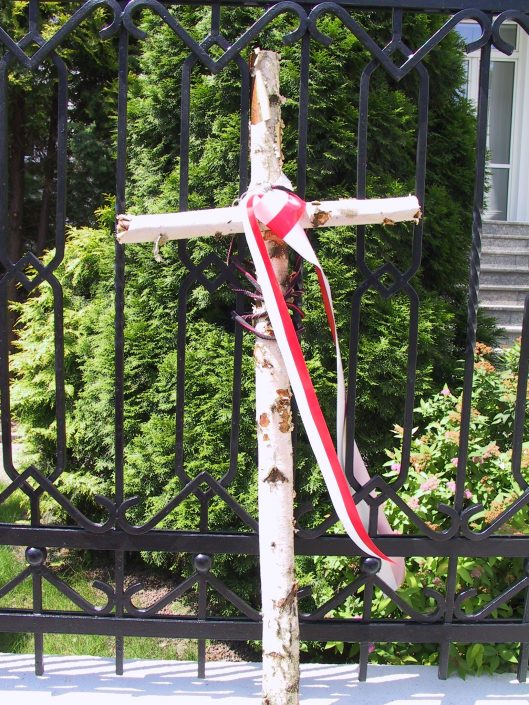 Uczestnicy pikiety zostawili przed bramą konsulatu krzyż z biało-czerwoną szarfą, który zamierzali wręczyć konsulowi, by zawiózł go na Ukrainę