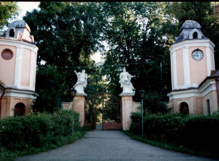 Obroszyn dawny pałac biskupów lwowskich obecnie instytut Rolnictwa i Marketingu.