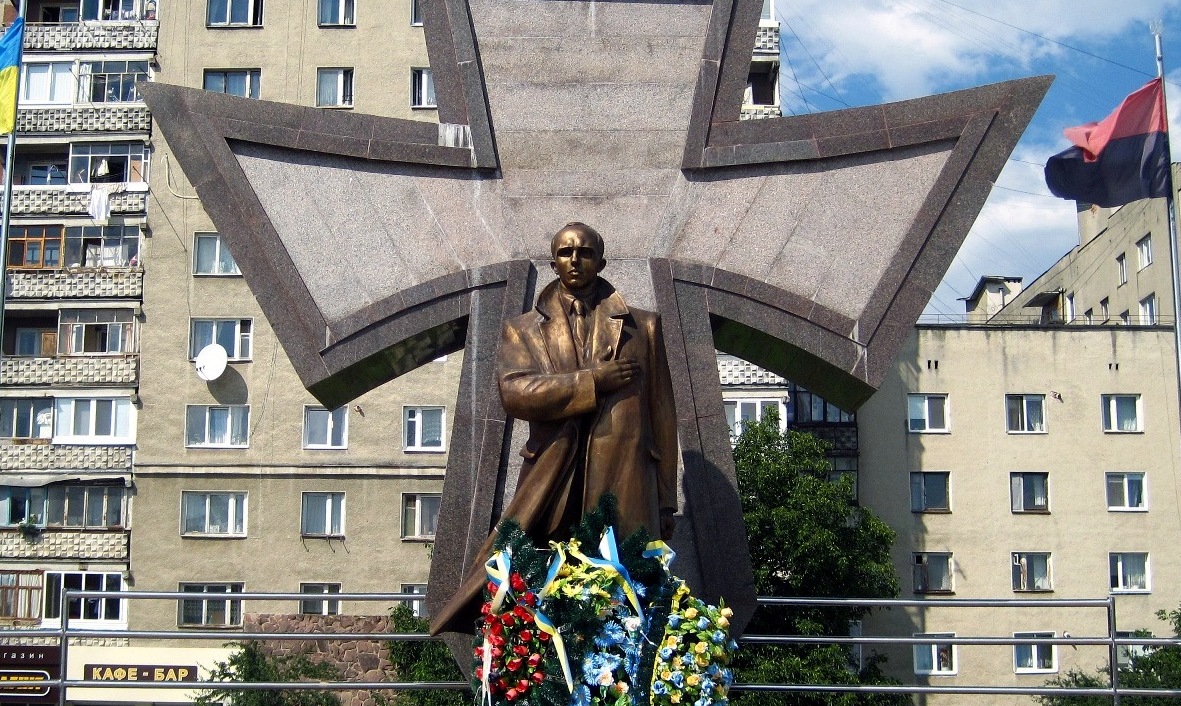 Памятник бандере. Памятник Бандере в Луцке. Памятник Бандере в Дрогобыче. Памятник Бандере в Польше. Памятник Бандере в Израиле.