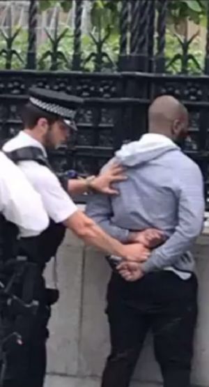 Nożownik zatrzymany przez londyńską policję, foto: youtube.com
