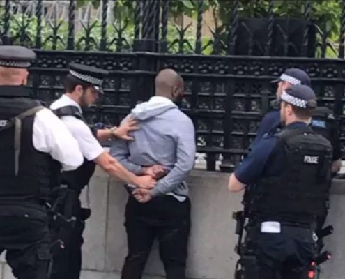 Nożownik zatrzymany przez londyńską policję, foto: youtube.com
