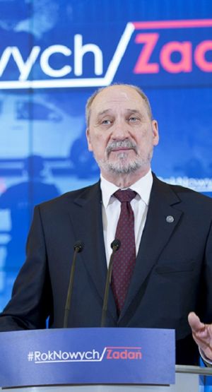Macierewicz chce kupić rakiety ulotkowe