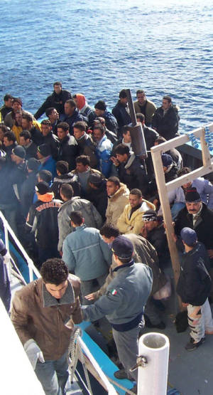 Statek przeworzący imigrantów z Afryki