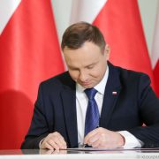 premierów Andrzej Duda podpisał ustawę będącą fundamentem programu "Mieszkanie Plus". o ZUS