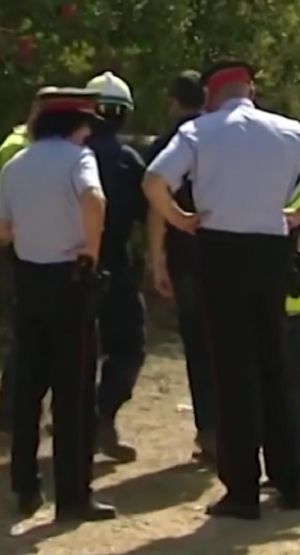 Policja podczas przeszukiwania ruin kryjówki terrorystów
