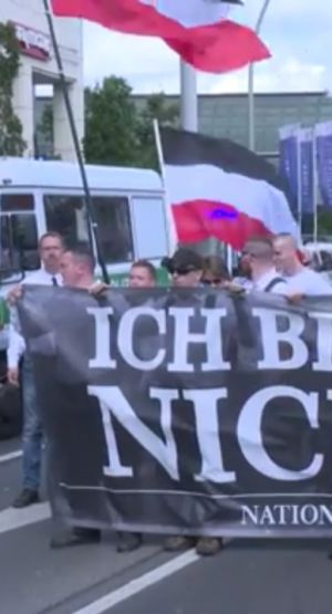 Transparent z cytatem z Hessa "Niczego nie żałuję"