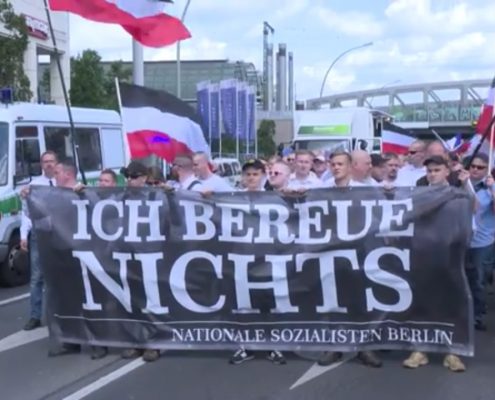 Transparent z cytatem z Hessa "Niczego nie żałuję"