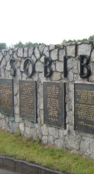 Tablice przy wejściu do obozu koncentracyjnego w Sobiborze