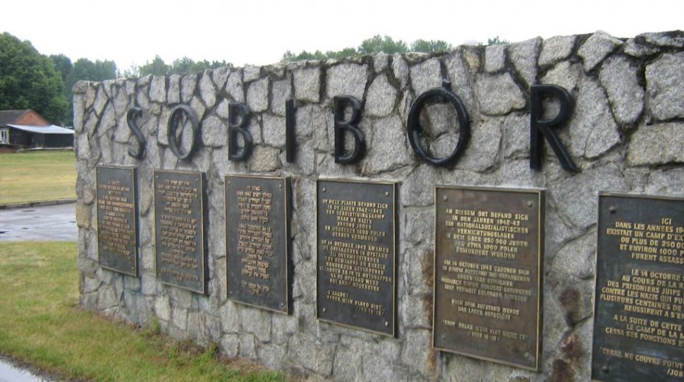 Tablice przy wejściu do obozu koncentracyjnego w Sobiborze