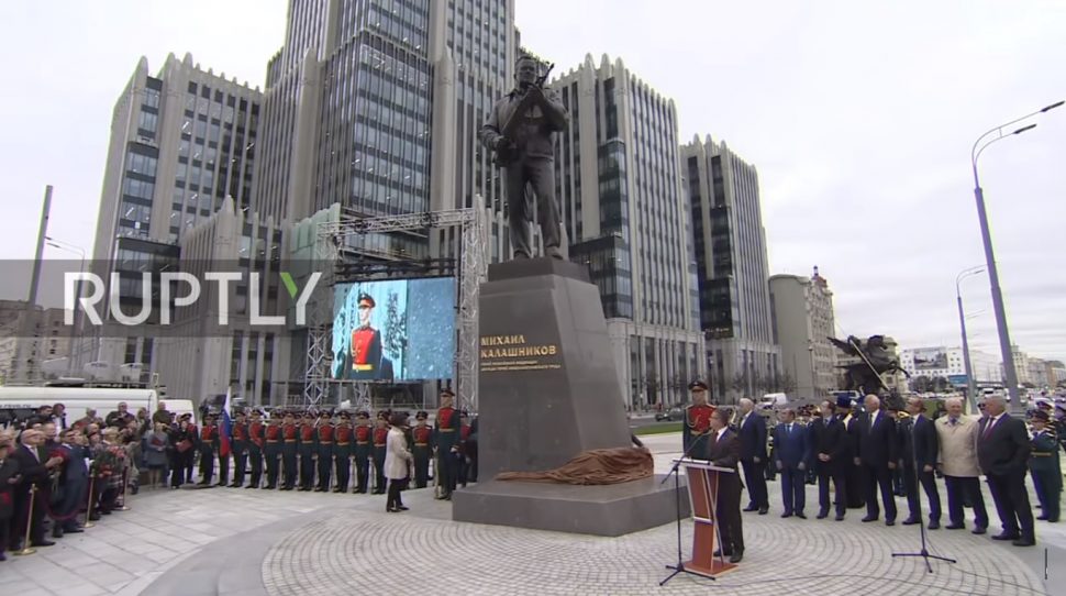 Odsłonięcie pomnika Kałasznikowa, foto: youtube.com