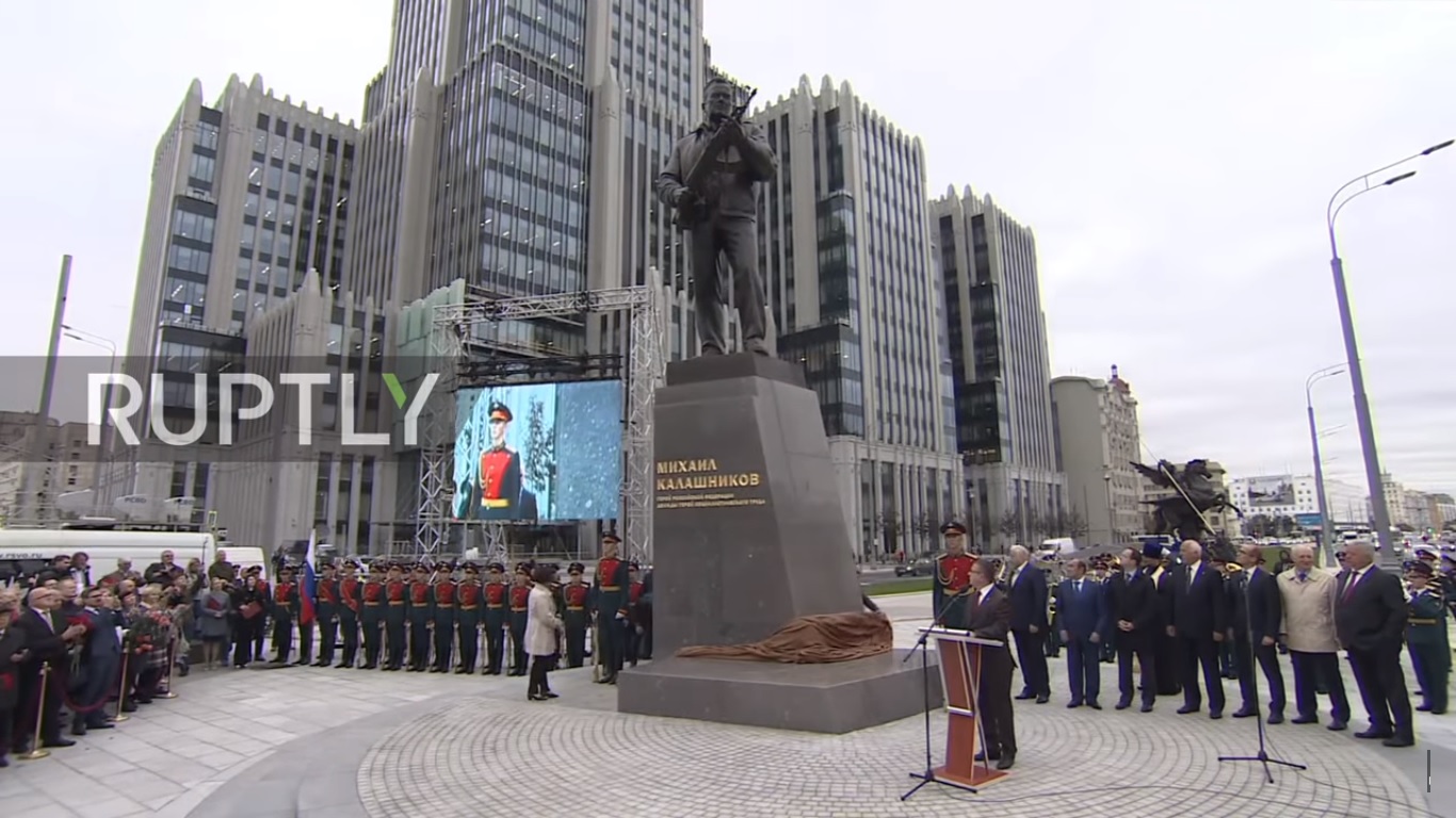 Памятник Калашникову в оружейном переулке