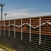 Pokazano pierwsze projekty muru wzdłuż granicy USA z Meksykiem