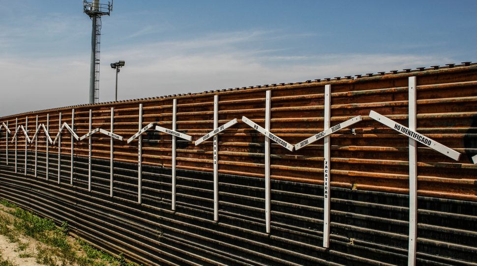 Pokazano pierwsze projekty muru wzdłuż granicy USA z Meksykiem
