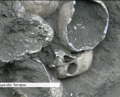 Ukraina: Ukrainiec odkrył w swoim ogrodzie 200 czaszek [+VIDEO]