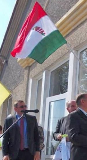 Osoby podające się za SBU zdjęły z węgierskiej szkoły na Zakarpaciu symbole narodowe