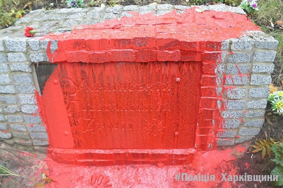 Pomnik UPA w Charkowie oblany czerwoną farbą [+FOTO]