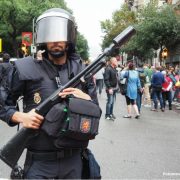 Burmistrz Barcelony: działania policji wymierzone w "bezbronną ludność".