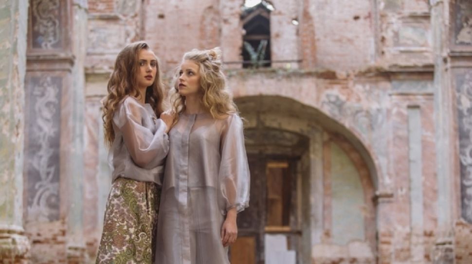 Fotosesja ukraińskich modelek w zrujnowanym polskim kościele niedaleko Lwowa [+FOTO]