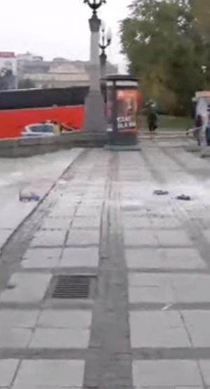 Mężczyzna podpalił się pod Pałacem Kultury w proteście przeciw PiS - zostawił list [+FOTO LISTU]