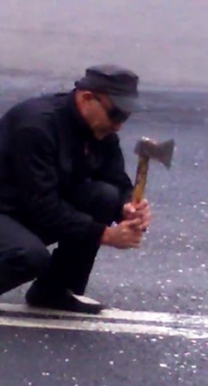 Rosja: Mężczyzna z siekierą walczy z podwójną linią ciągłą na drodze [+VIDEO]