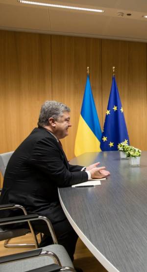 Poroszenko spotkał się z Tuskiem i chwali go za "odpowiedzialne stanowisko"