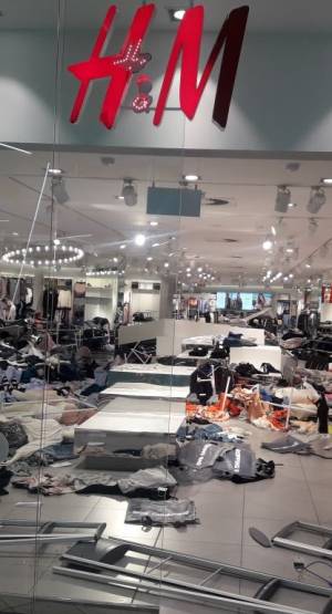 RPA: Sklepy H&M zdemolowane w reakcji na reklamę [+VIDEO +FOTO]