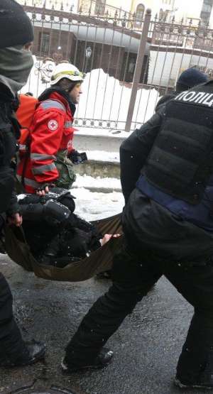 Kijów: postrzelono policjanta podczas zamieszek przed sądem