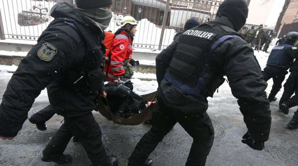 Kijów: postrzelono policjanta podczas zamieszek przed sądem