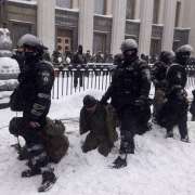 Ukraina: Zamieszki pod parlamentem. Policja znalazła granaty i koktajle Mołotowa [+FOTO]