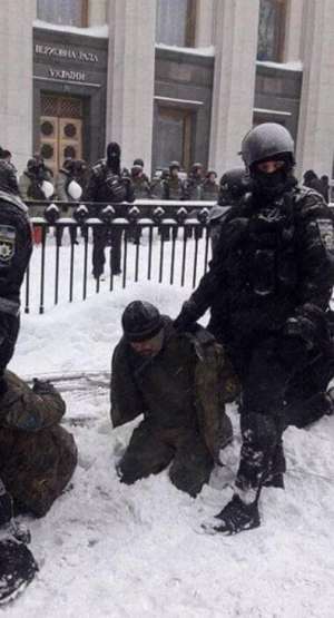 Ukraina: Zamieszki pod parlamentem. Policja znalazła granaty i koktajle Mołotowa [+FOTO]