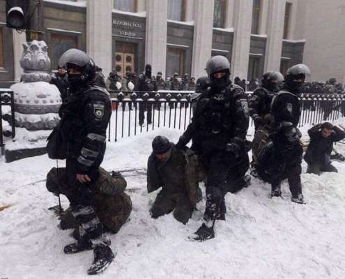 Ukraina: Zamieszki pod parlamentem. Policja znalazła granaty i koktajle Mołotowa [+FOTO]