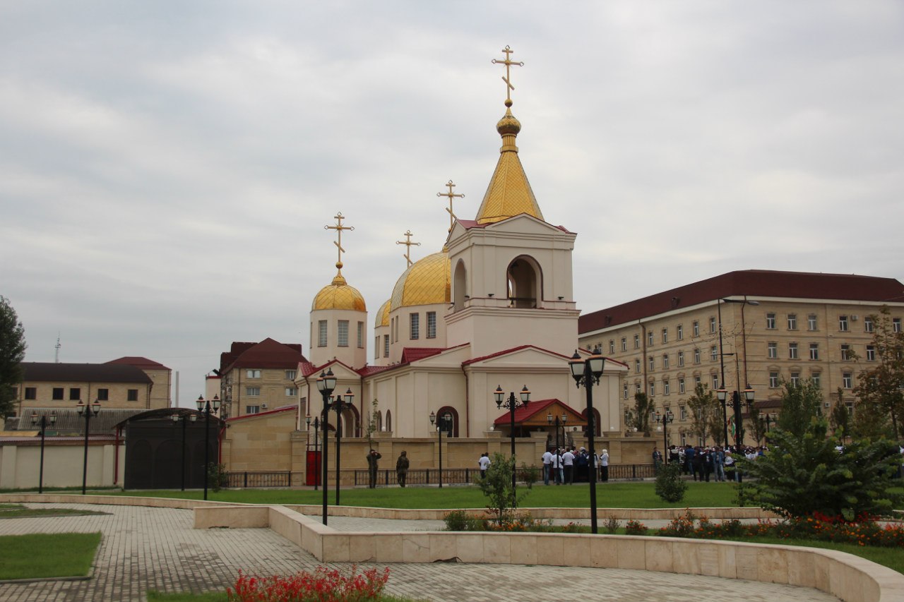 Храм архангела в грозном. Храм Михаила Архангела (Грозный). Церковь Архангела Михаила в Грозном. Церковь Михаила Архангела Чечня. Православный храм Михаила Архистратига Грозный.