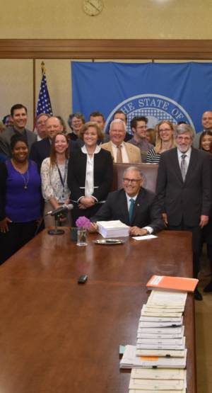 Gubernator Jay Inslee (siedzi). Źr. Twitter/GovInslee