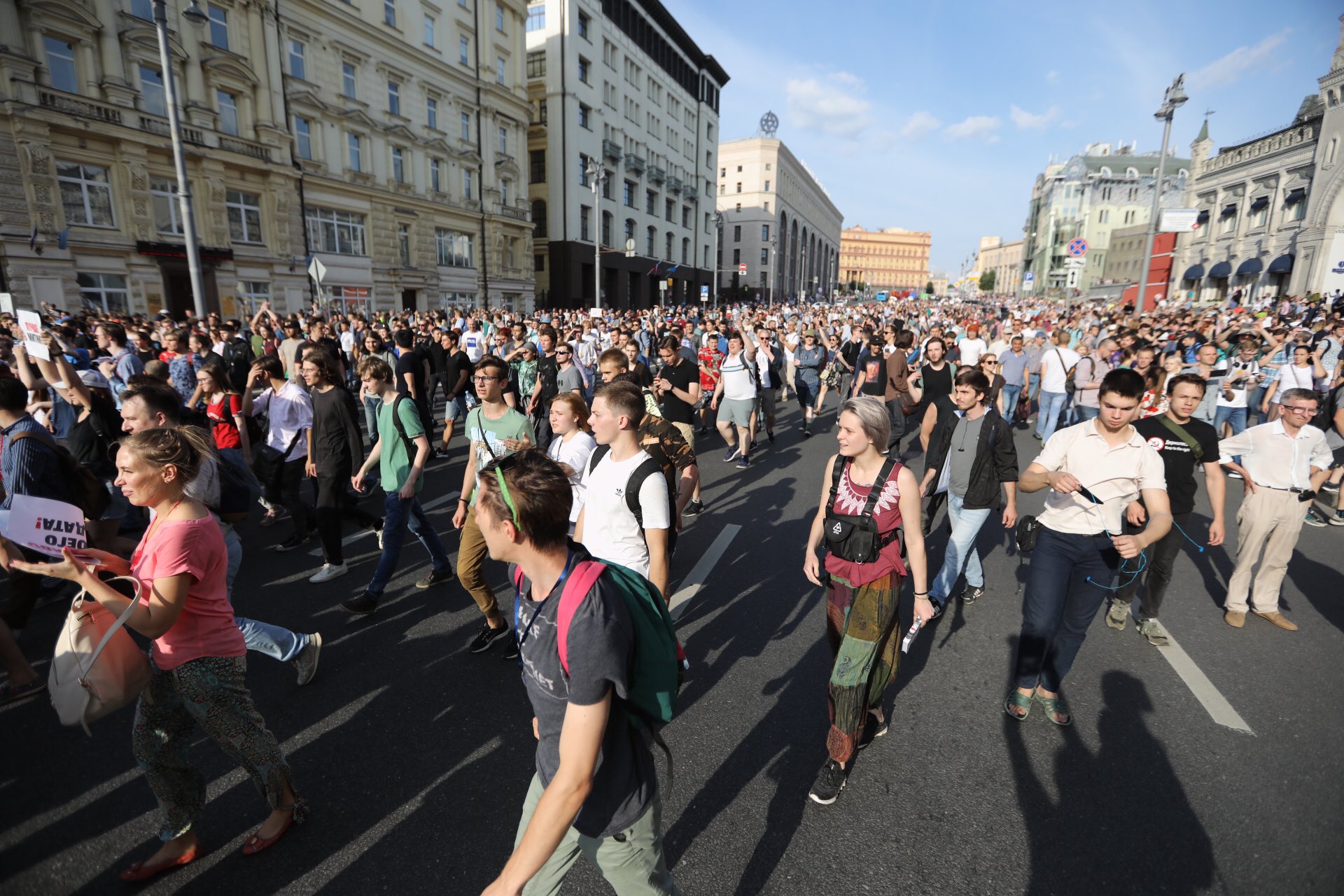 Какие новости в москве на сегодня последние. Протесты в Москве. Митинг на Тверской. Москва люди на улице митинг. Толпа митинг.