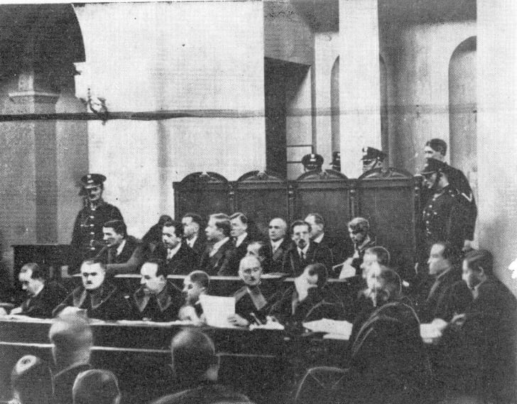 Ława oskarżonych podczas procesu brzeskiego