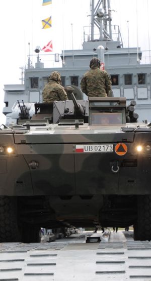 Rosomak na okręcie desantowym, źr. wojsko-polskie.pl