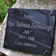 Tablica upamiętniająca ppor. Tadeusza Zielińskiego ps. "Igła" / fot. Adam Szabelak, twojradom.pl