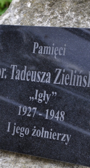 Tablica upamiętniająca ppor. Tadeusza Zielińskiego ps. "Igła" / fot. Adam Szabelak, twojradom.pl