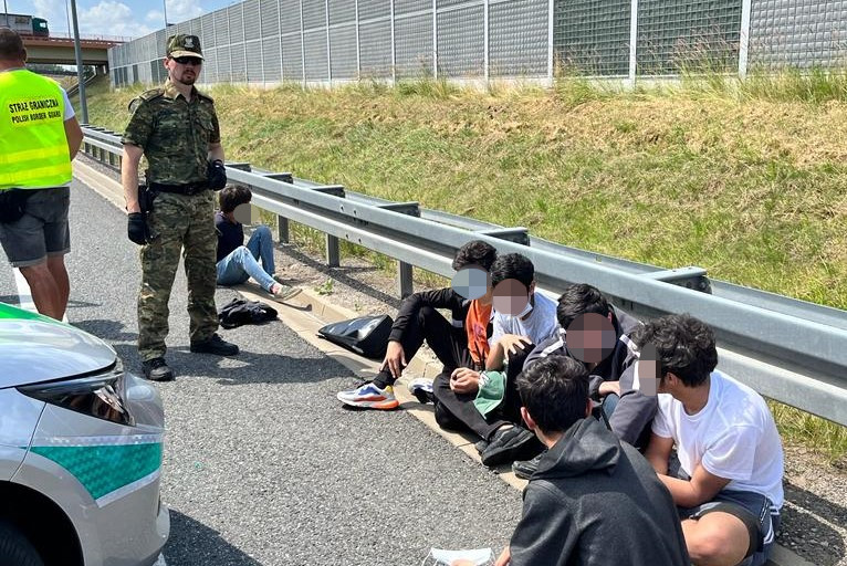 Pościg i zatrzymanie nielegalnych migrantów w Brzesku