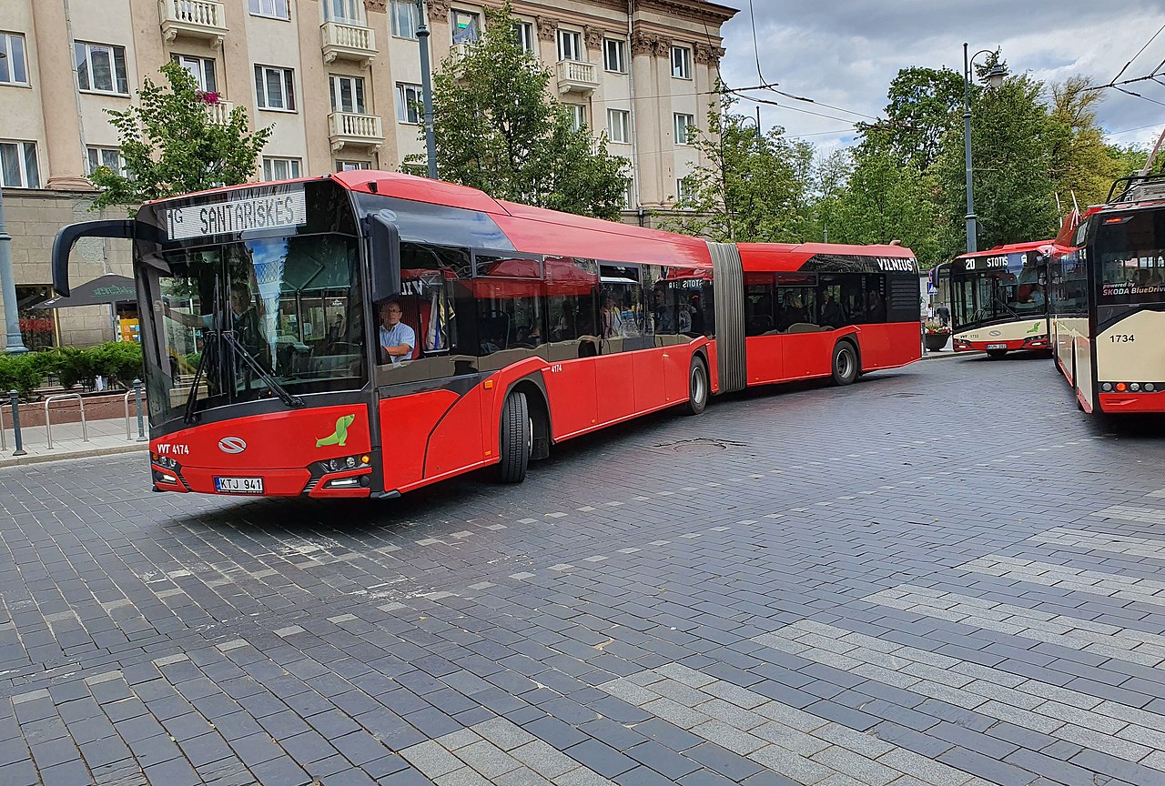 Afrykańczyk bez prawa jazdy kierował autobusem miejskim w Wilnie